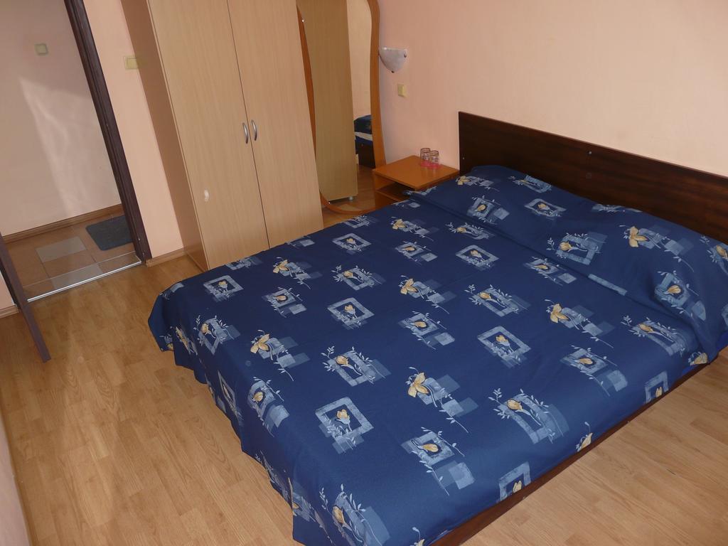Family Hotel Balchik Bilik gambar