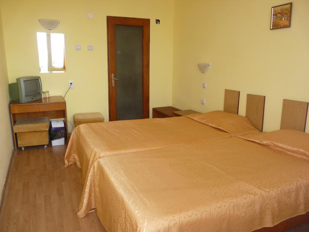 Family Hotel Balchik Bilik gambar